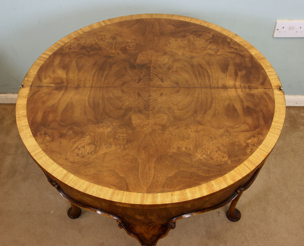 Figured Walnut Tea Side Lamp Table.