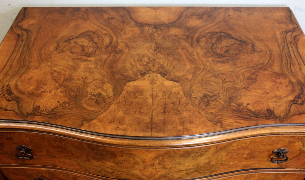 Antique Burr Walnut Chest of Drawers.