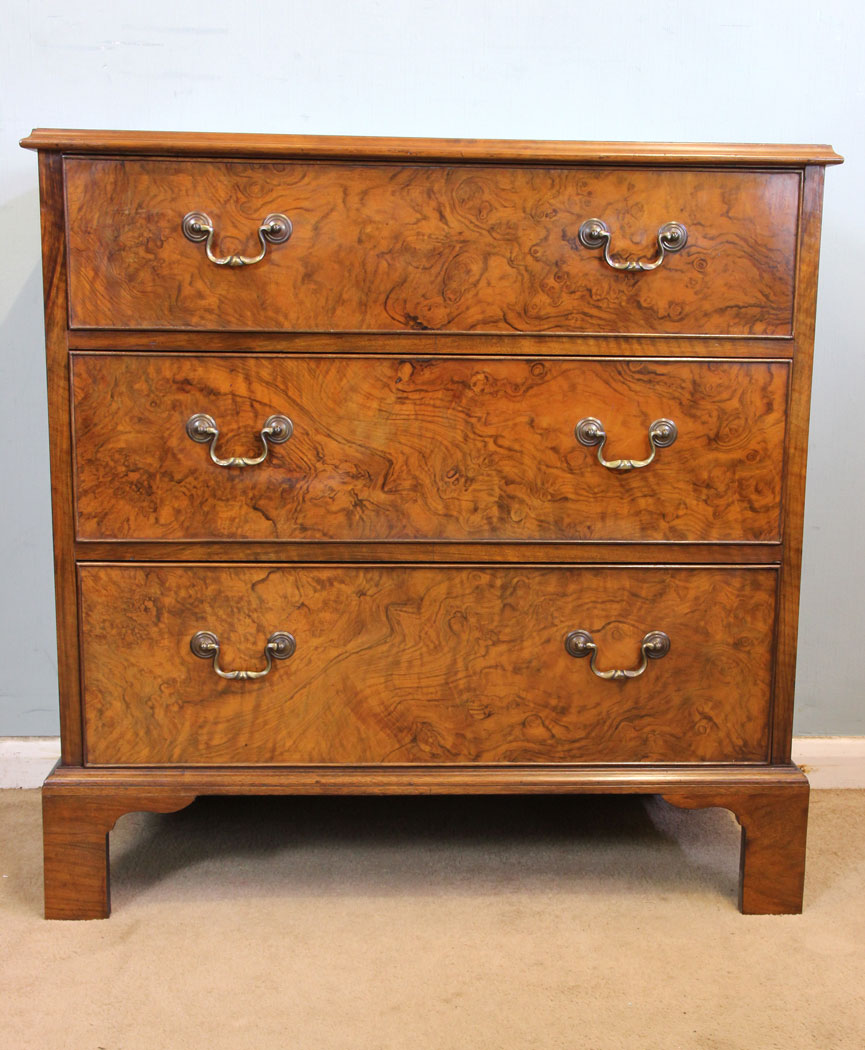 Antique Burr Walnut Chest of Drawers.