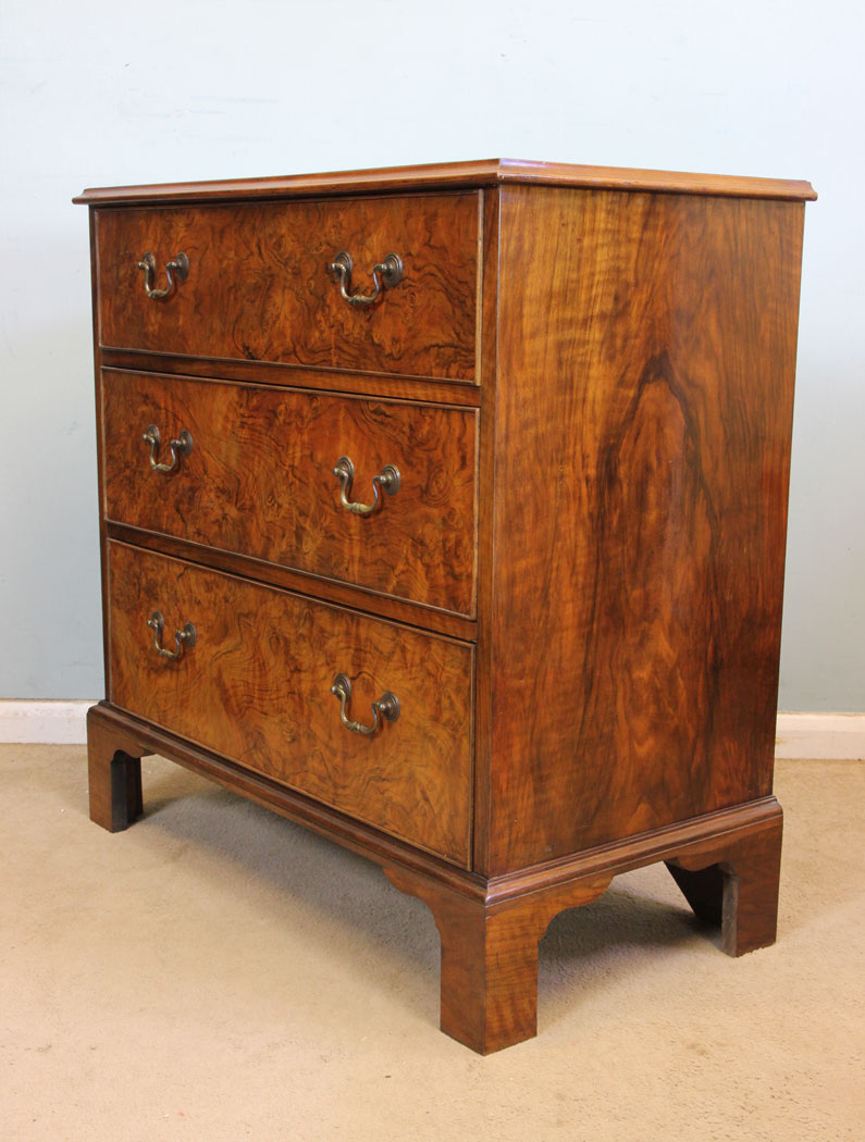 Antique Walnut Chest Drawers.