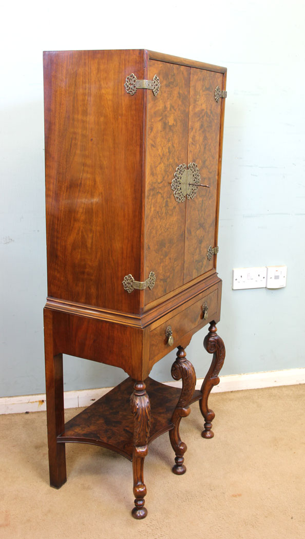 10987r4 Antique Walnut Side Cabinet, Drinks Cabinet, Antique Figured Walnut Side Cabinet, Drinks Cabinet