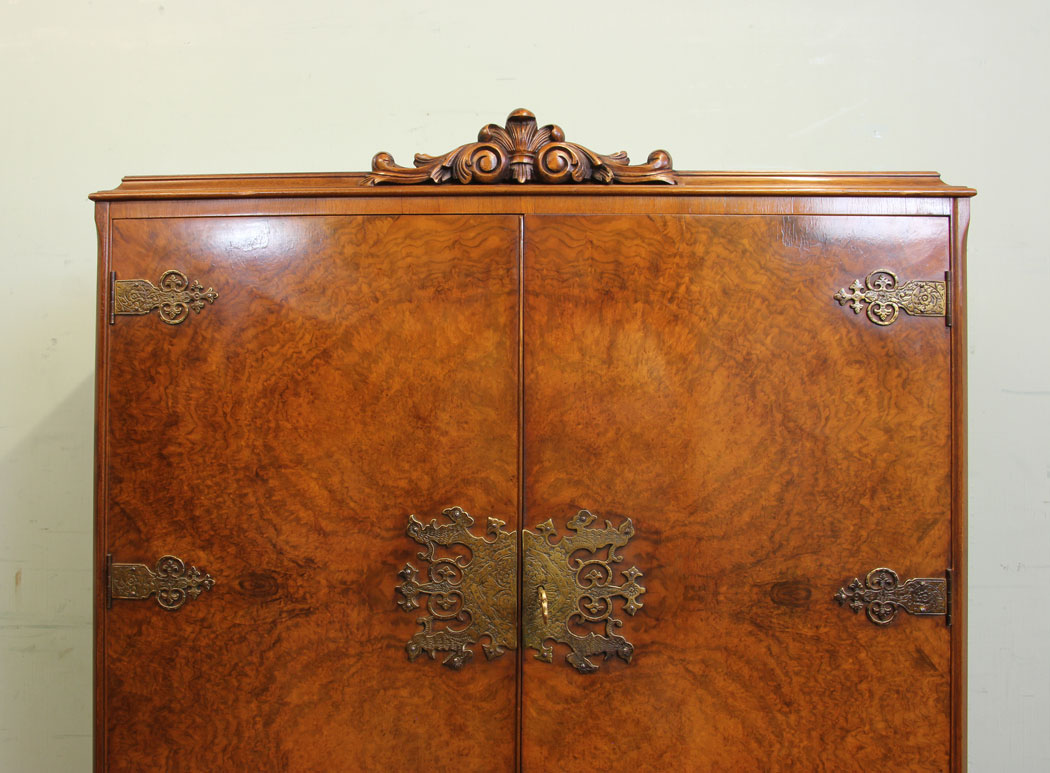 10990r6 Antique Burr Walnut Cocktail Cabinet, Burr Walnut Queen Anne Style Cocktail Drinks Cabinet
