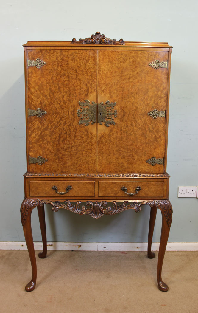 10992r2 Antique Burr Walnut Cocktail Cabinet, Burr Walnut Queen Anne Style Cocktail Drinks Cabinet