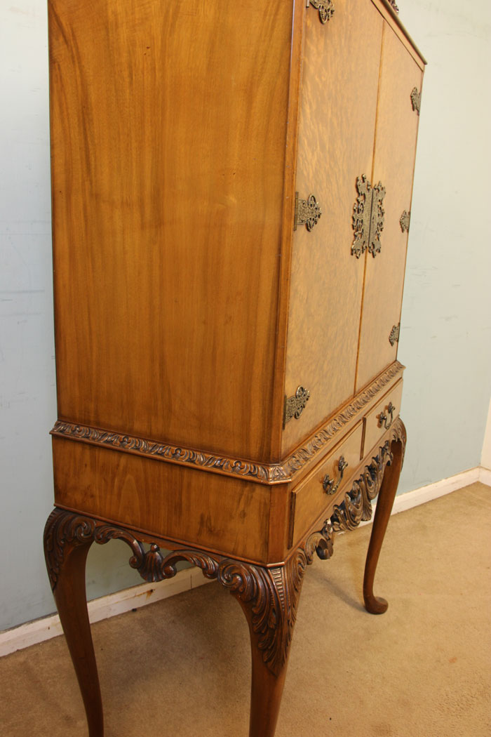 10992r9 Antique Cocktail Drinks Cabinet, Cambridgeshire, Burr Walnut Queen Anne Style Cocktail Drinks Cabinet