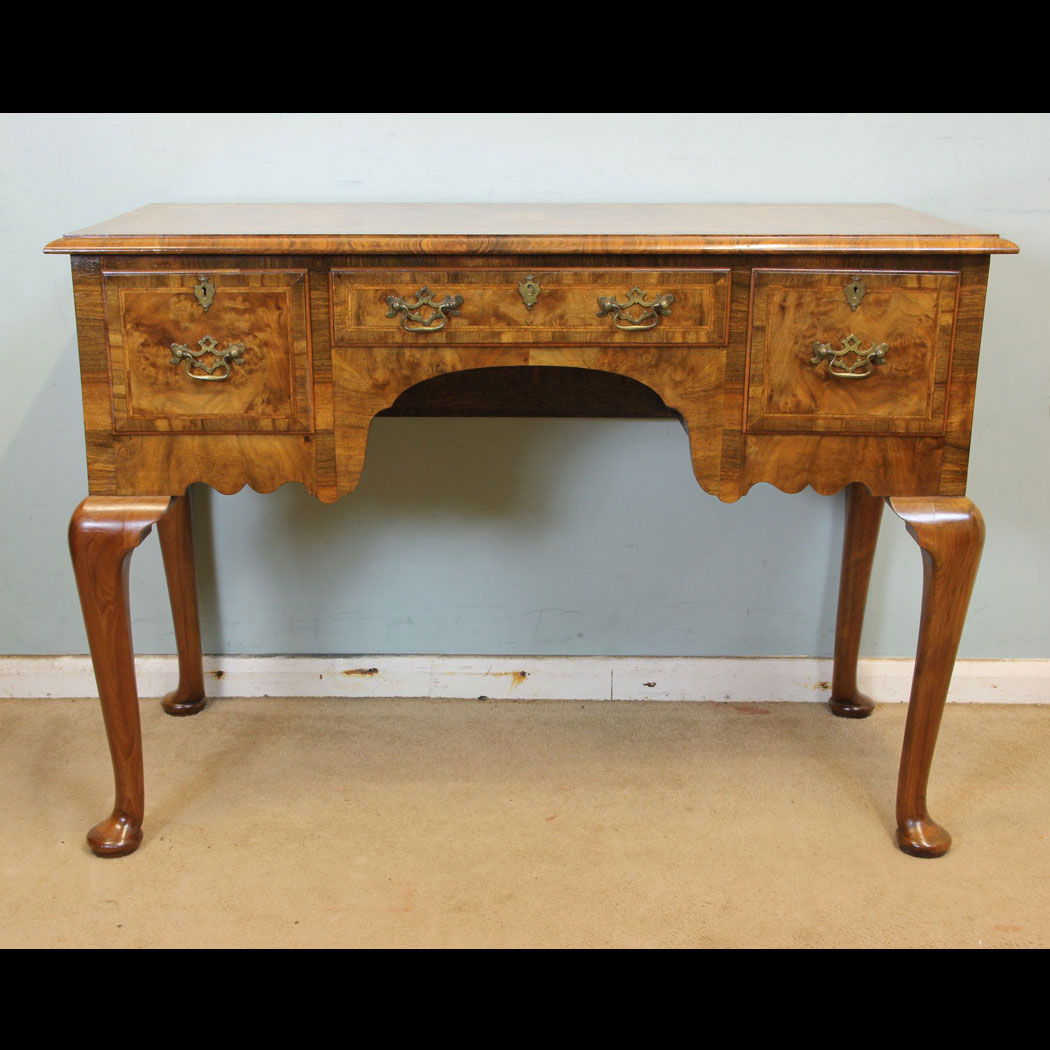 11000r01 Quality Antique Walnut Side Table, Antique Quality Burr Walnut Side Table.