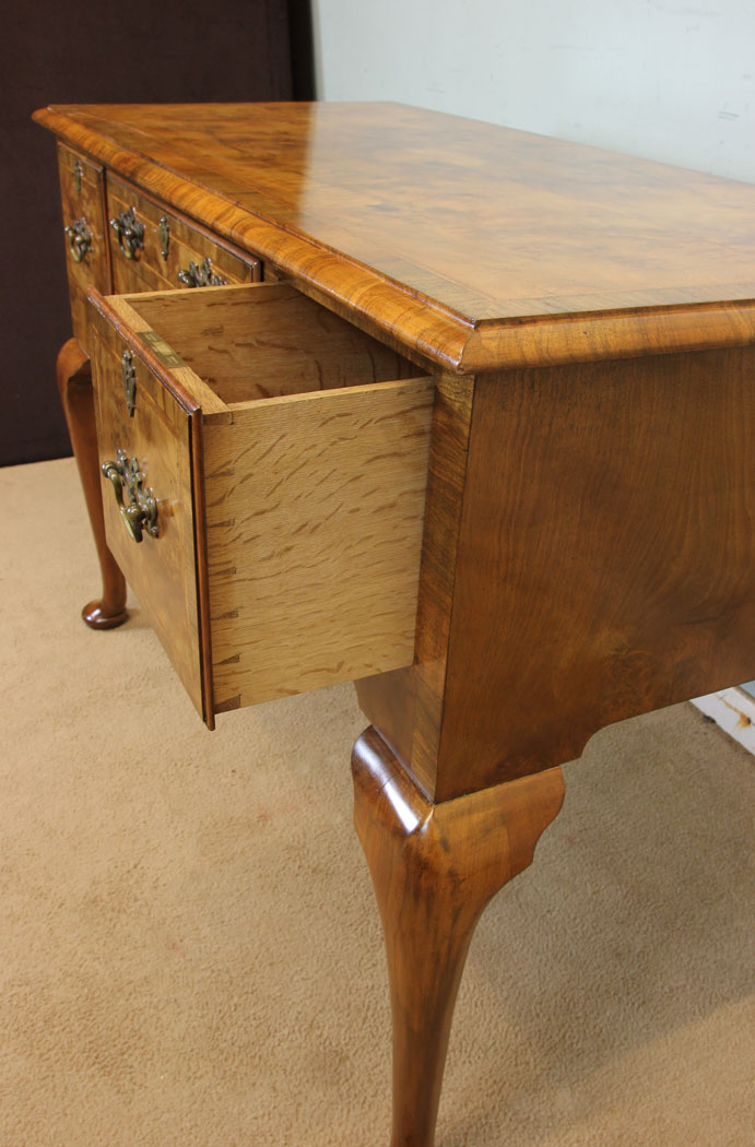 11000r10 Quality Antique Walnut Side Table, Antique Quality Burr Walnut Side Table.