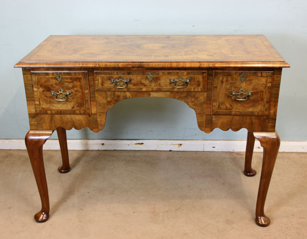 11000r2 Quality Antique burr Walnut Side Table, Antique Quality Burr Walnut Side Table.