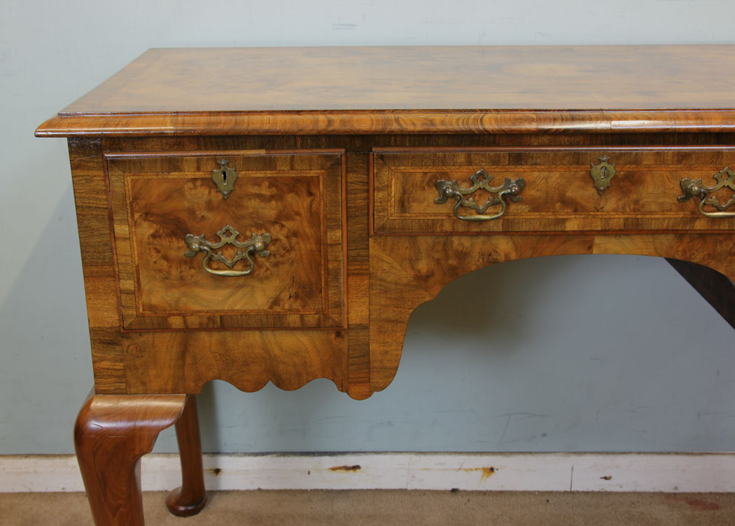 11000r5 Quality Antique Walnut Side Table, Drtessing Table, Antique Quality Burr Walnut Side Table.