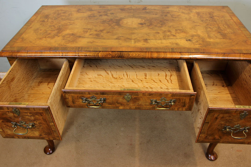 11000r9 Quality Antique Walnut Side Table, Antique Quality Burr Walnut Side Table.