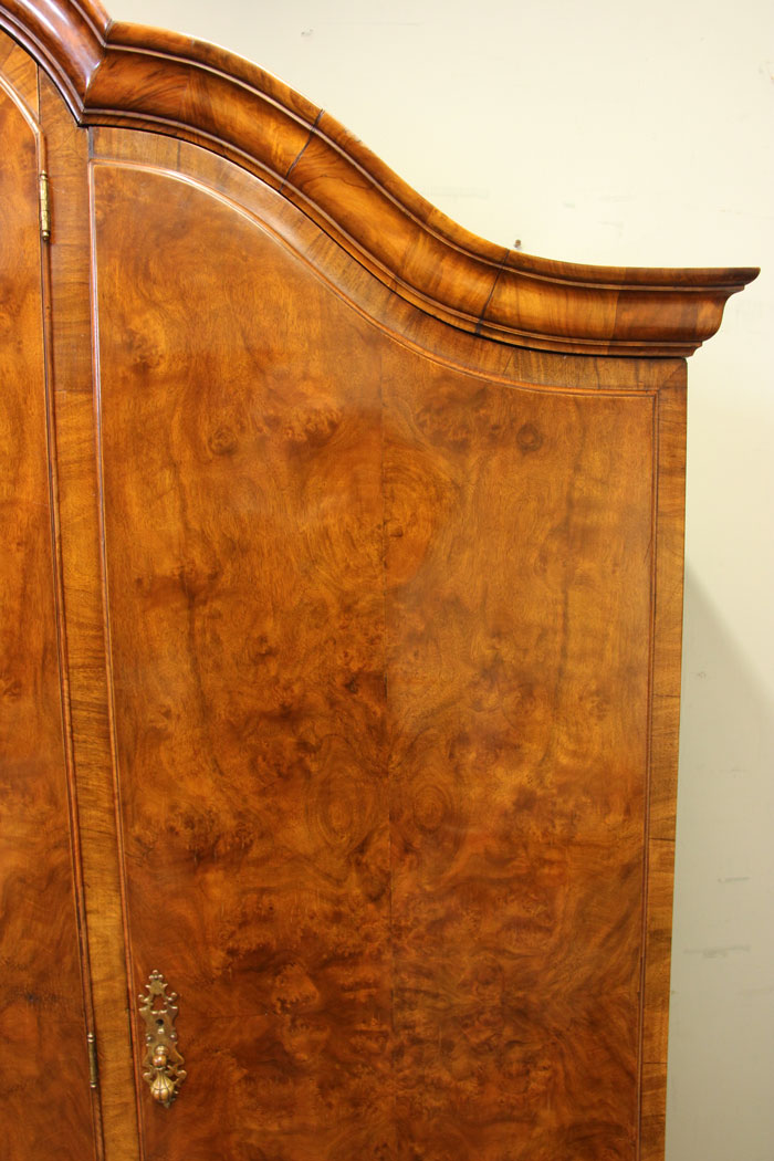 11008r12 Queen Anne Style Wardrobe,