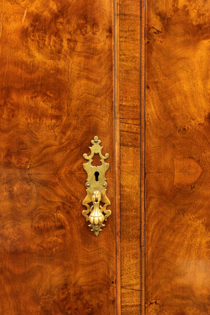 11008r6 20th Century Queen Anne Style Wardrobe, Antique Burr Walnut Triple Wardrobe