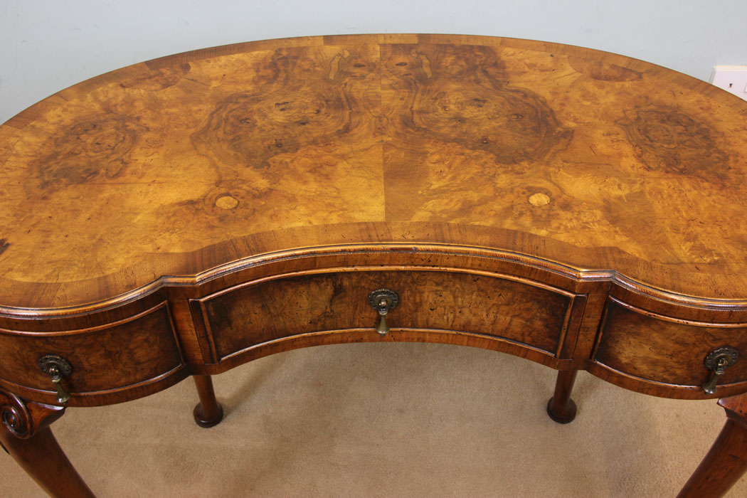 11058r3 Antique Burr Walnut Side Table, Queen Anne Style, Antique Shaped Burr Walnut Side Table