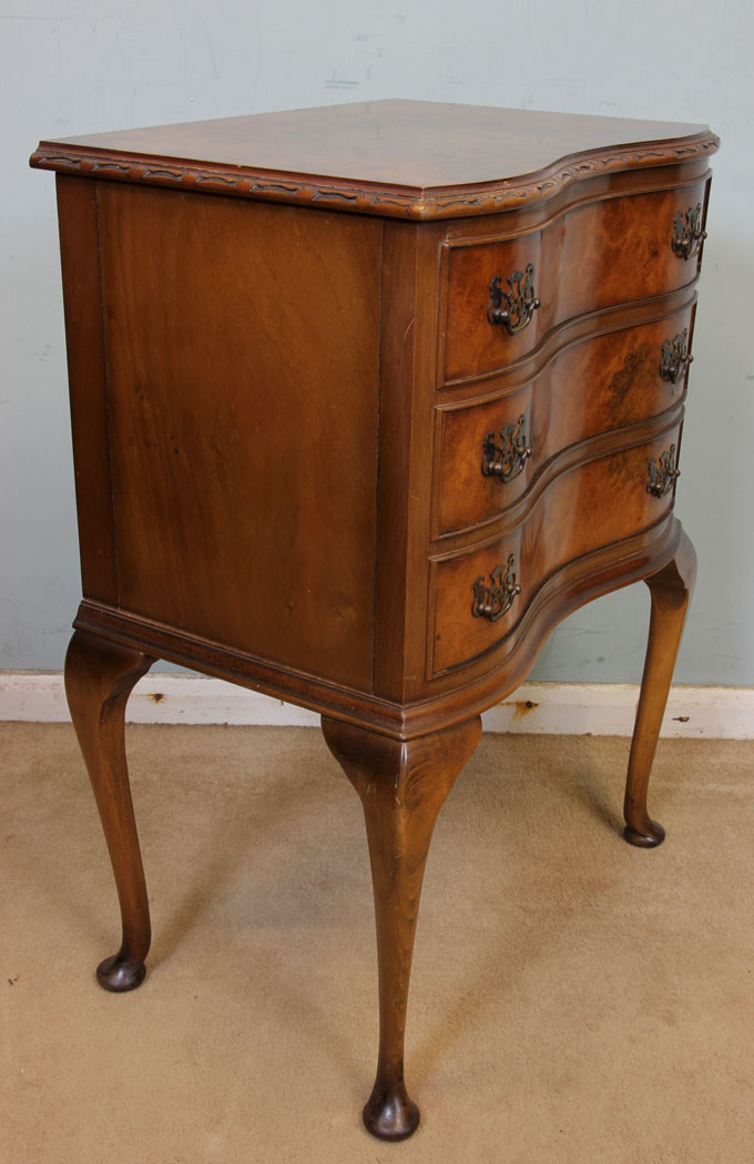 11077r4 Antique Small Burr Walnut Chest Drawers, Bedside Table, Small Shaped Figured Walnut Chest of Drawers.