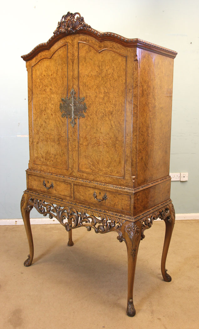Antique Burr Walnut Cocktail Cabinet, Quality Antique Burr Walnut Cocktail Drinks Cabinet.