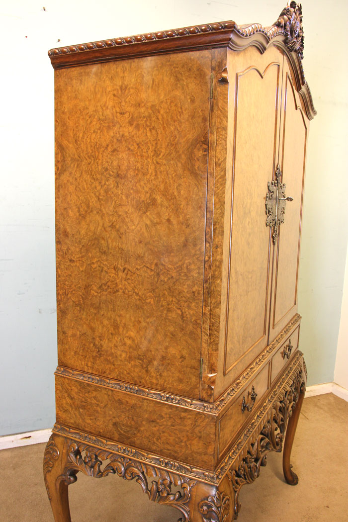 Antique Burr Walnut Cocktail Cabinet, London, Quality Antique Burr Walnut Cocktail Drinks Cabinet.