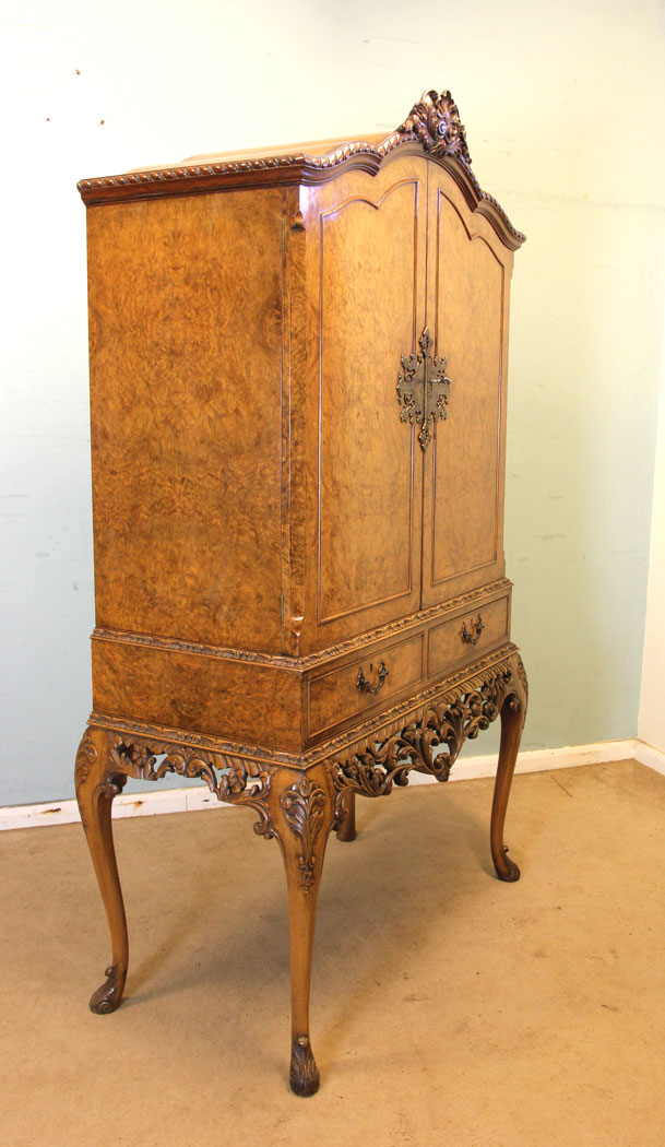 Antique Burr Walnut Cocktail Drinks Cabinet, London, Quality Antique Burr Walnut Cocktail Drinks Cabinet.