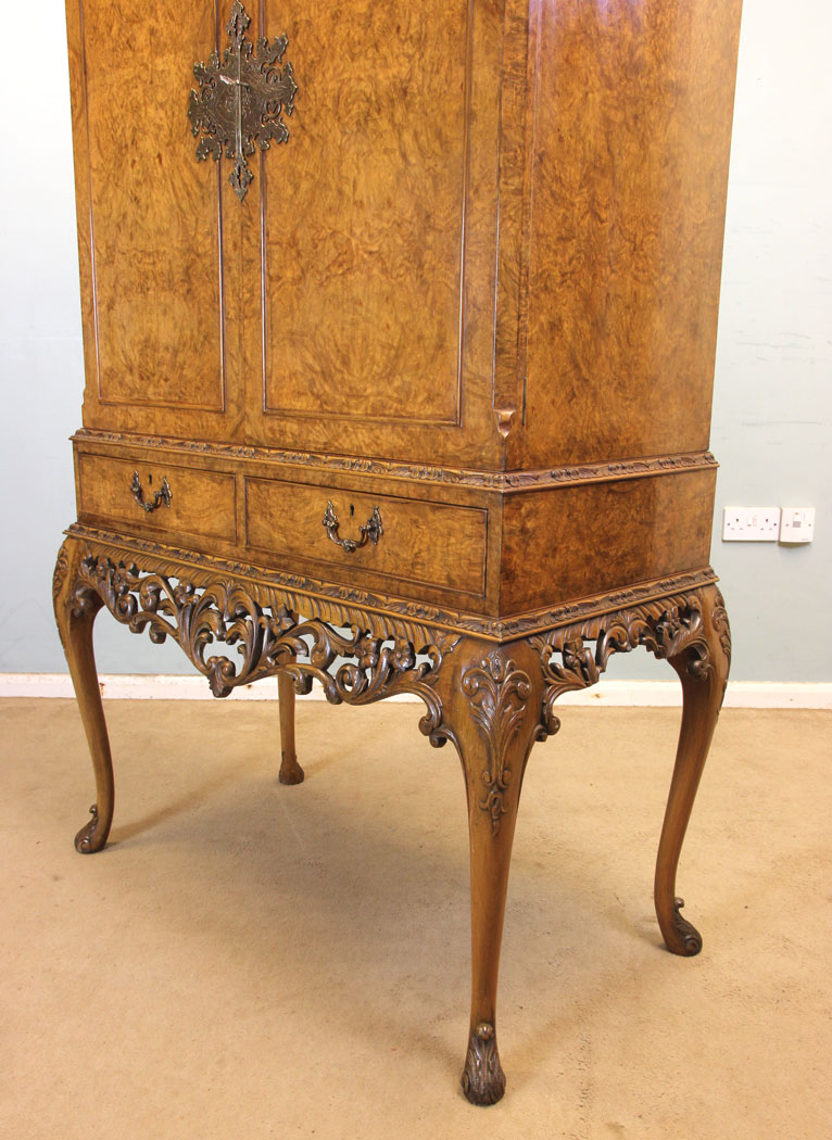 Antique Burr Walnut Drinks Cabinet, Quality Antique Burr Walnut Cocktail Drinks Cabinet.