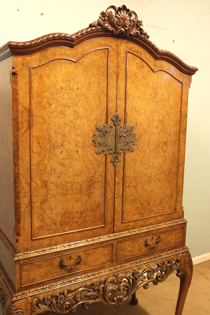 Antique Burr Walnut Drinks Cabinet, London, Quality Antique Burr Walnut Cocktail Drinks Cabinet.