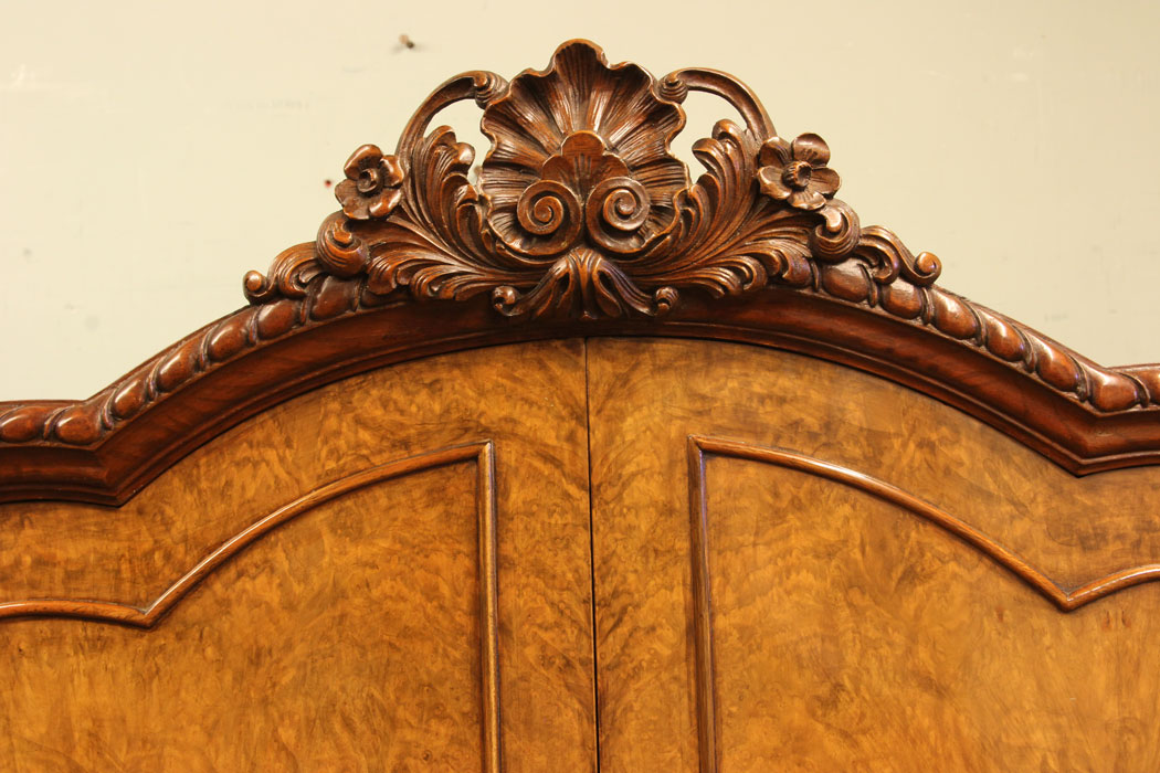 Antique Queen Anne Style Walnut Drinks Cabinet, Quality Antique Burr Walnut Cocktail Drinks Cabinet.