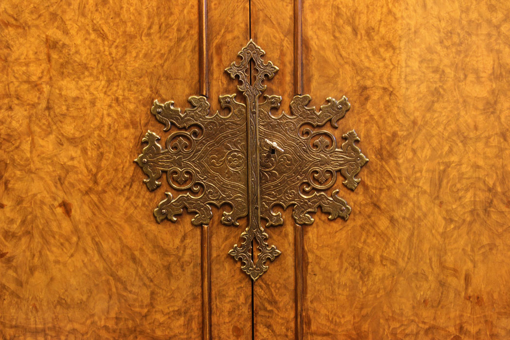 Antique Queen Anne Style Walnut Drinks Cabinet, London, Quality Antique Burr Walnut Cocktail Drinks Cabinet.