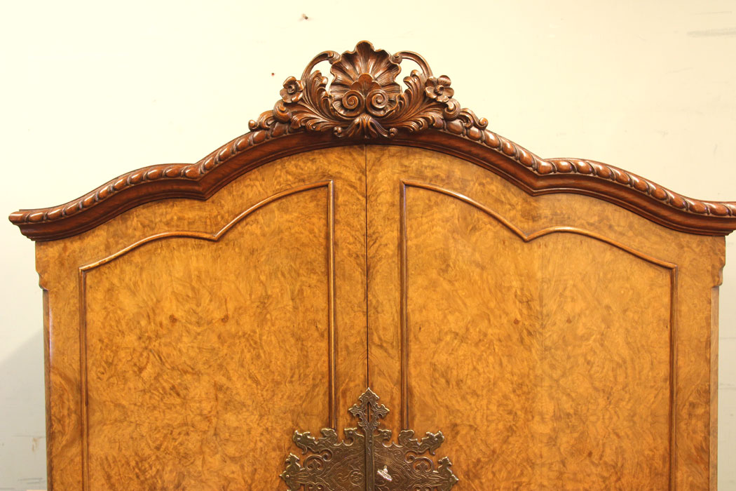 Antique Walnut Drinks Cabinet, Quality Antique Burr Walnut Cocktail Drinks Cabinet.