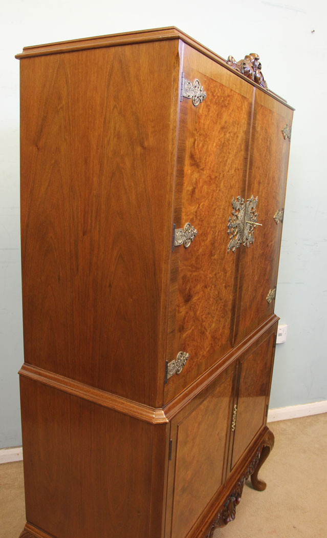 Antique Burr Walnut Cocktail Cabinet, London, Antique Burr Walnut Queen Anne Style Cocktail Drinks Cabinet.