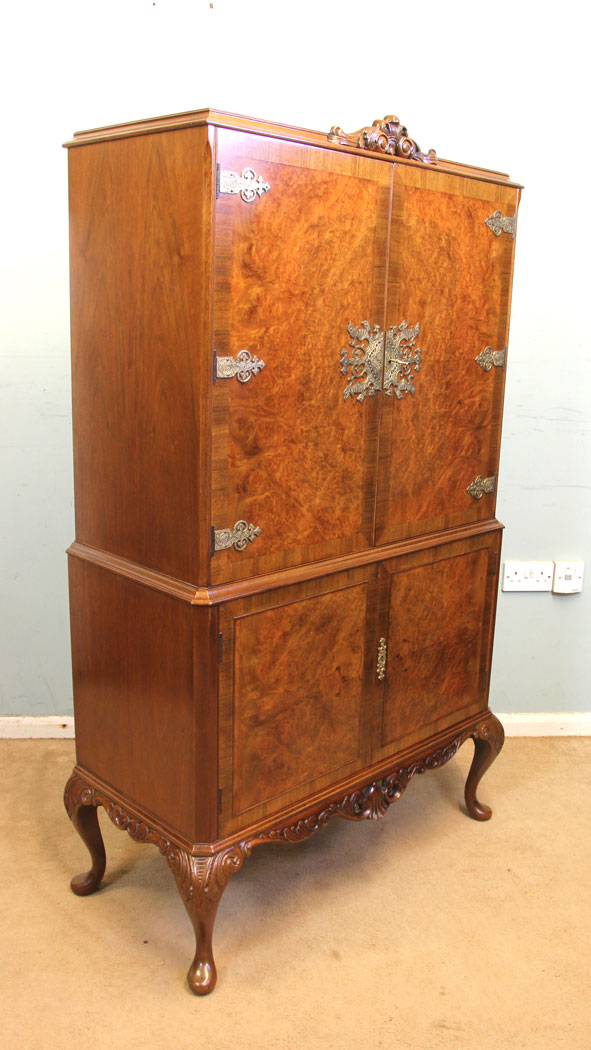 Antique Burr Walnut Cocktail Drinks Cabinet, London, Antique Burr Walnut Queen Anne Style Cocktail Drinks Cabinet.
