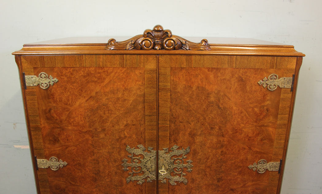 Antique Burr Walnut Drinks Cabinet, London, Antique Burr Walnut Queen Anne Style Cocktail Drinks Cabinet.