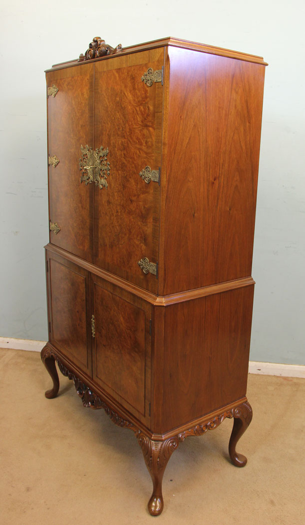 Antique Walnut Cocktail Drinks Cabinet, London, Antique Burr Walnut Queen Anne Style Cocktail Drinks Cabinet.