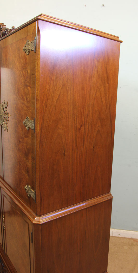 Antique Walnut Drinks Cabinet, London, Antique Burr Walnut Queen Anne Style Cocktail Drinks Cabinet.