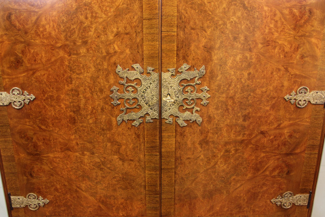 Vintage Antique Drinks Cabinet, London, Antique Burr Walnut Queen Anne Style Cocktail Drinks Cabinet.