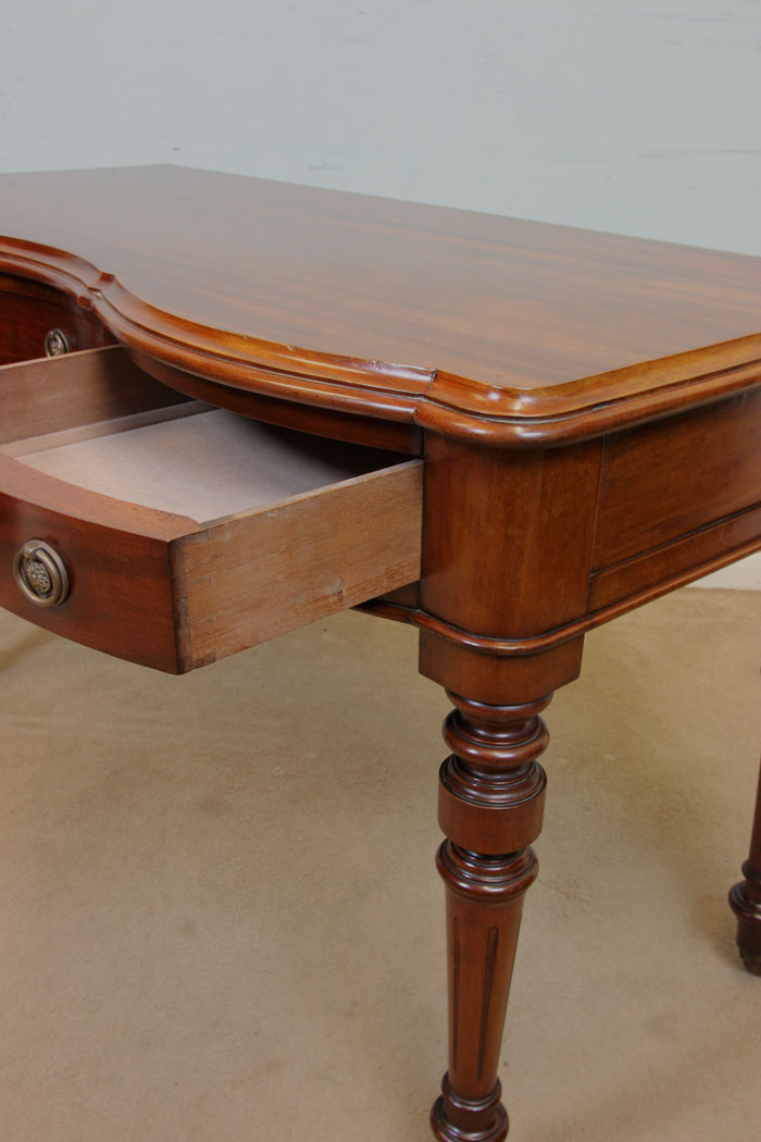 Antique Victorian Mahogany Shaped Side Table11218r10 Antique Victorian Mahogany Shaped Side Table