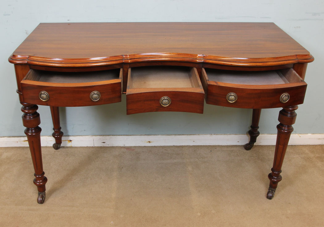 Antique Victorian Mahogany Shaped Side Table11218r11 Antique Victorian Mahogany Shaped Side Table