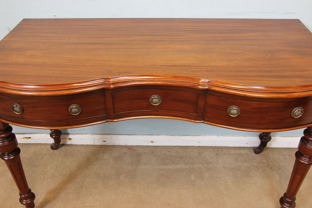 Antique Victorian Mahogany Shaped Side Table11218r4 Antique Victorian Mahogany Shaped Side Table