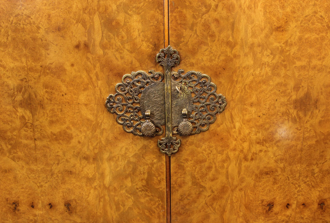 11245r4 Antique Walnut Cocktail Cabinet, Burr Walnut Cocktail Drinks Cabinet