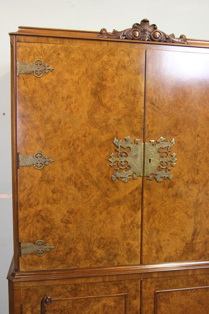11253r11 Burr Walnut Cocktail Drinks Cabinet, Burr Walnut Queen Anne Style Cocktail Drinks Cabinet