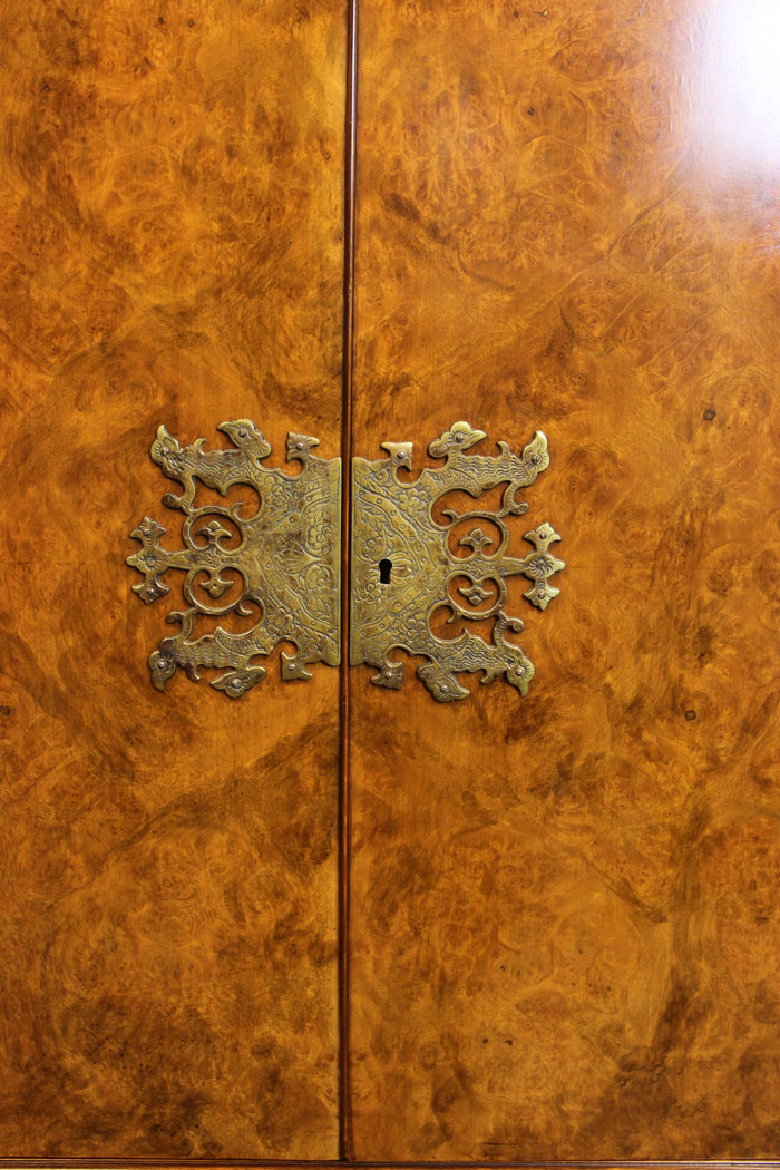 11253r5 Burr Walnut Cocktail Drinks Cabinet, Burr Walnut Queen Anne Style Cocktail Drinks Cabinet