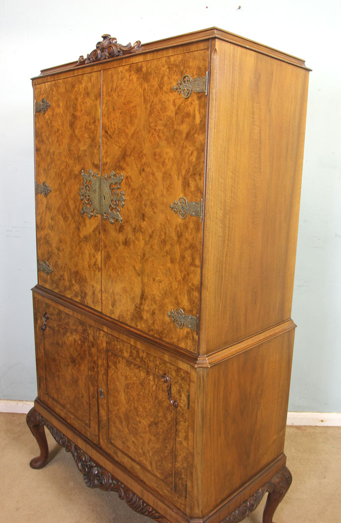 11253r6 Burr Walnut Cocktail Drinks Cabinet, Burr Walnut Queen Anne Style Cocktail Drinks Cabinet