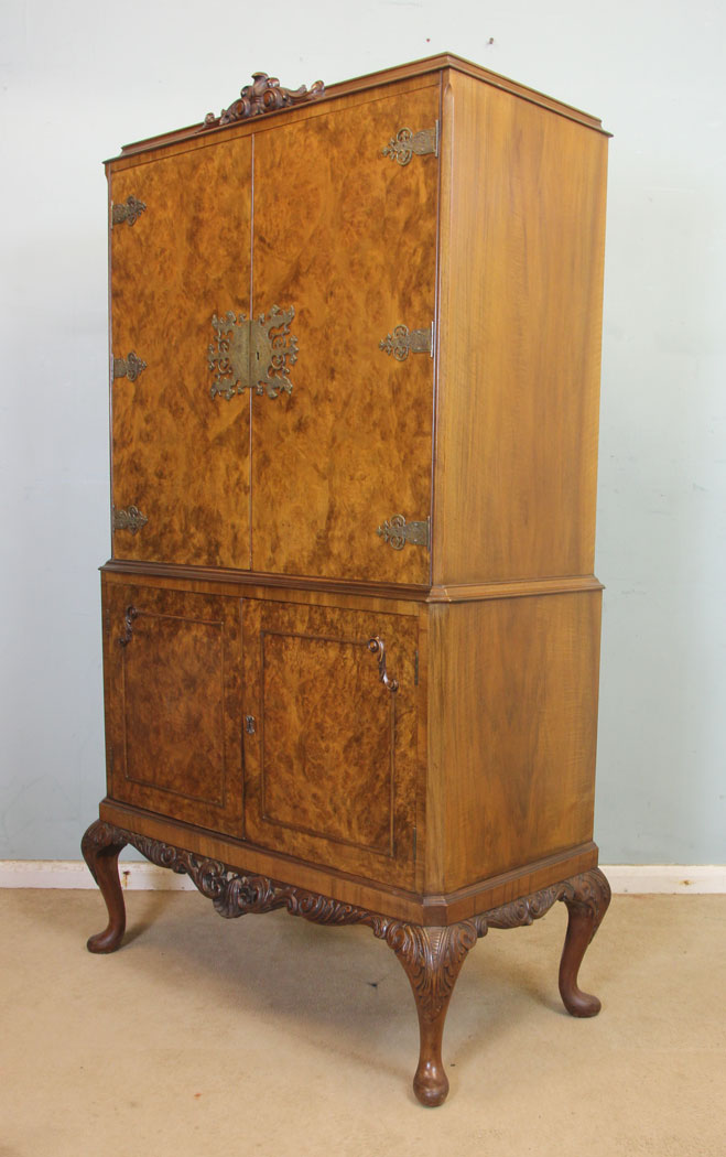 11253r8 Burr Walnut Cocktail Drinks Cabinet, Burr Walnut Queen Anne Style Cocktail Drinks Cabinet
