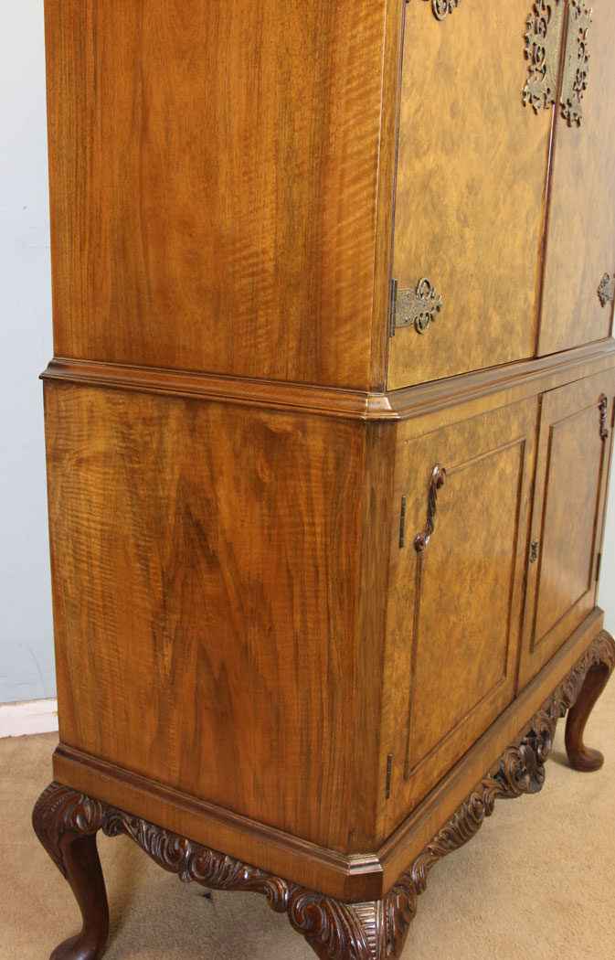 11253r9 Burr Walnut Cocktail Drinks Cabinet, Burr Walnut Queen Anne Style Cocktail Drinks Cabinet