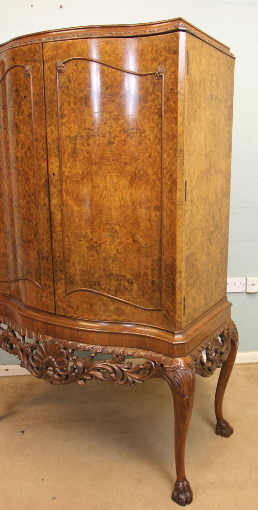 11267r10 Antique Burr Walnut Cocktail Drinks Cabinet, Antique Queen Anne Style Burr Walnut Cocktail Drinks Cabinet.