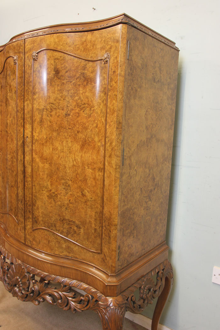 11267r16 Antique Burr Walnut Cocktail Drinks Cabinet, Antique Queen Anne Style Burr Walnut Cocktail Drinks Cabinet.