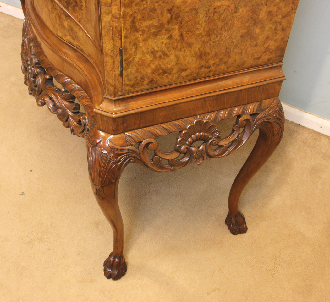 11267r8 Antique Burr Walnut Cocktail Drinks Cabinet, Antique Queen Anne Style Burr Walnut Cocktail Drinks Cabinet.