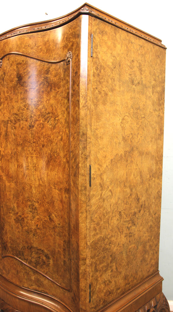 11267r9 Antique Burr Walnut Cocktail Drinks Cabinet, Antique Queen Anne Style Burr Walnut Cocktail Drinks Cabinet.