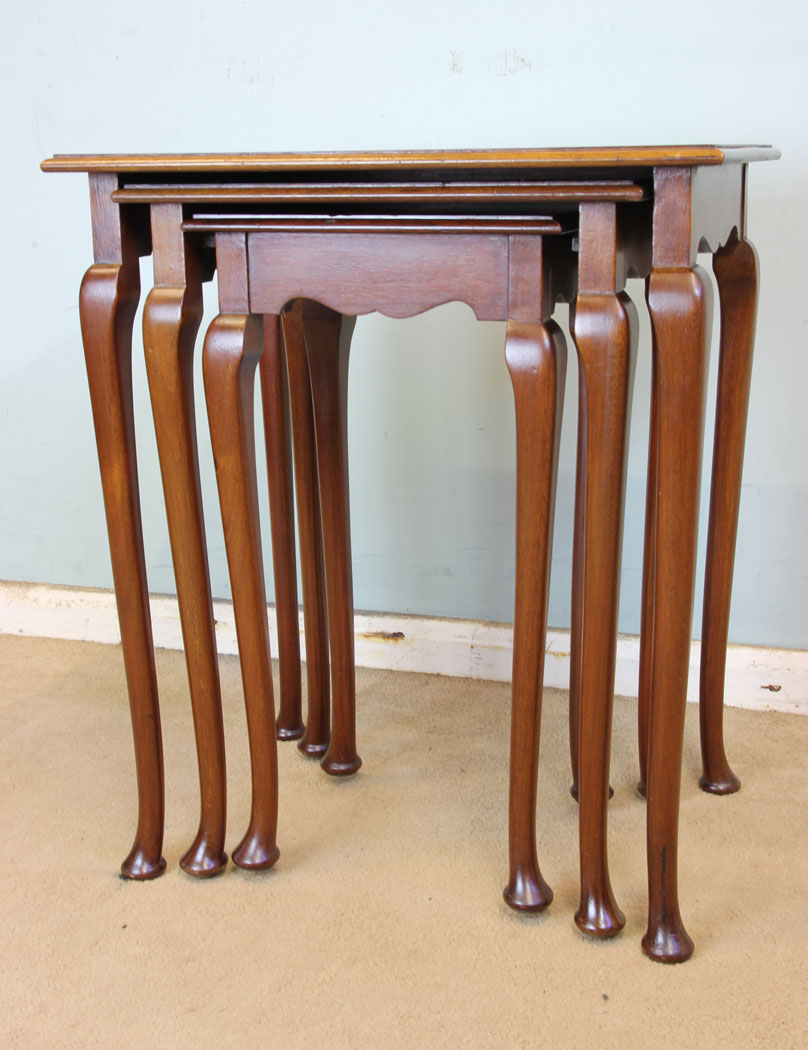 11349r3 Antique Mahogany Nest of Tables, Nest of Three Mahogany Tables