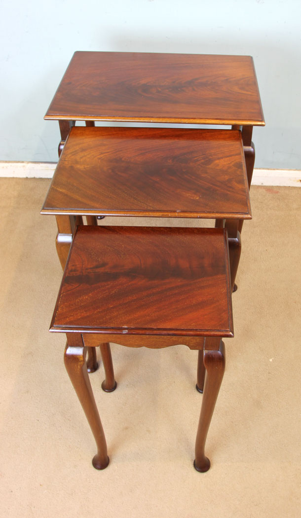 11349r4 Antique Mahogany Nest of Tables, Nest of Three Mahogany Tables