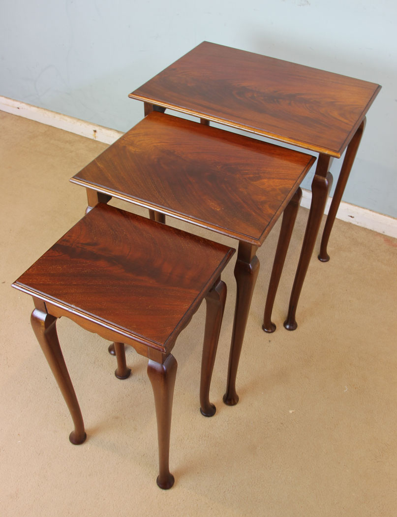 11349r7 Antique Mahogany Nest of Tables, Nest of Three Mahogany Tables