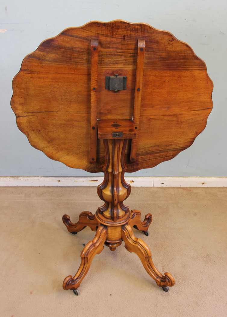 11358r10 Victorian Oval Burr Walnut Occasional Table, Antique Burr Walnut Shaped Occasional Table