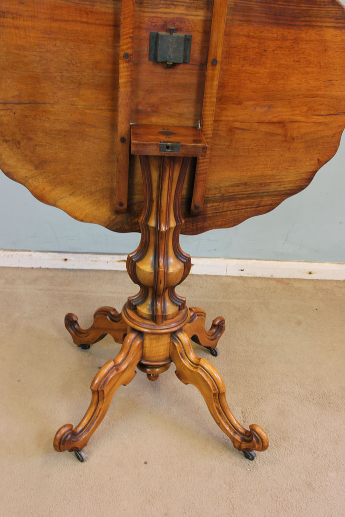 11358r9 Quality Antique Oval Burr Walnut Occasional Table, Antique Burr Walnut Shaped Occasional Table