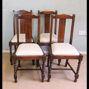 Antique Set of Four Oak Dining Chairs. This set of four oak dining chairs have a shaped top